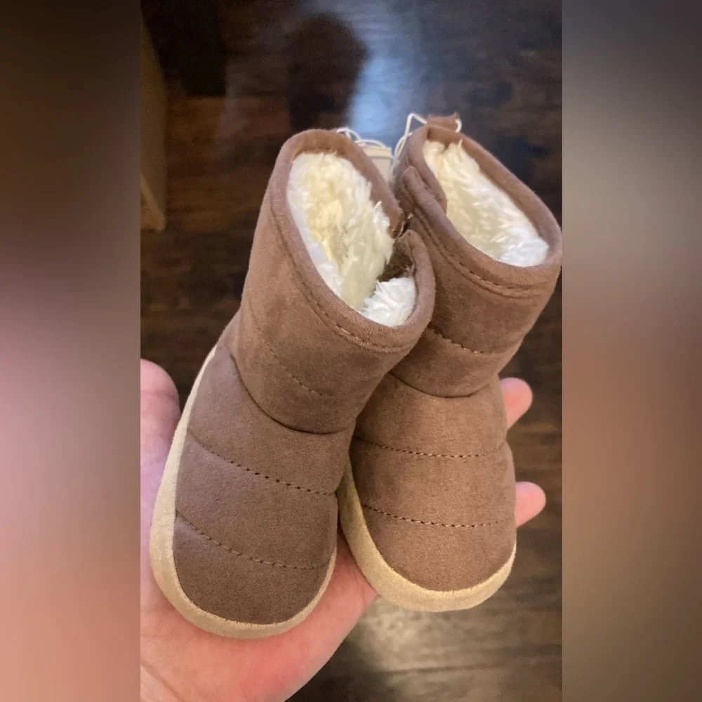 NWT OLD NAVY Unisex Faux-Suede Sherpa-Lined Boots For Baby Size 3-6 Months